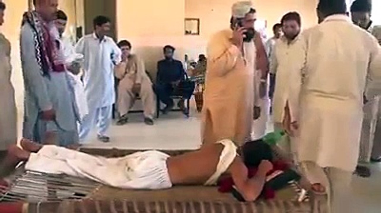 Dekhiye Yeh Jaali Peer Kya Kar Raha Hai, Leaked Video of Fake Peer From Sindh