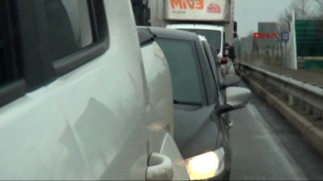 Trabzon Ev İnşaatında İstinat Duvarı Çöktü, Kayalar Karadeniz Sahil Yolu'nu Kapattı