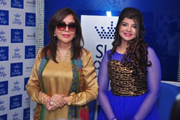 Legendary actress, Zeenat Aman in favour of plastic surgery!