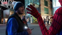 Örümcek adam kostümü ile evsizlere yardım eden adam