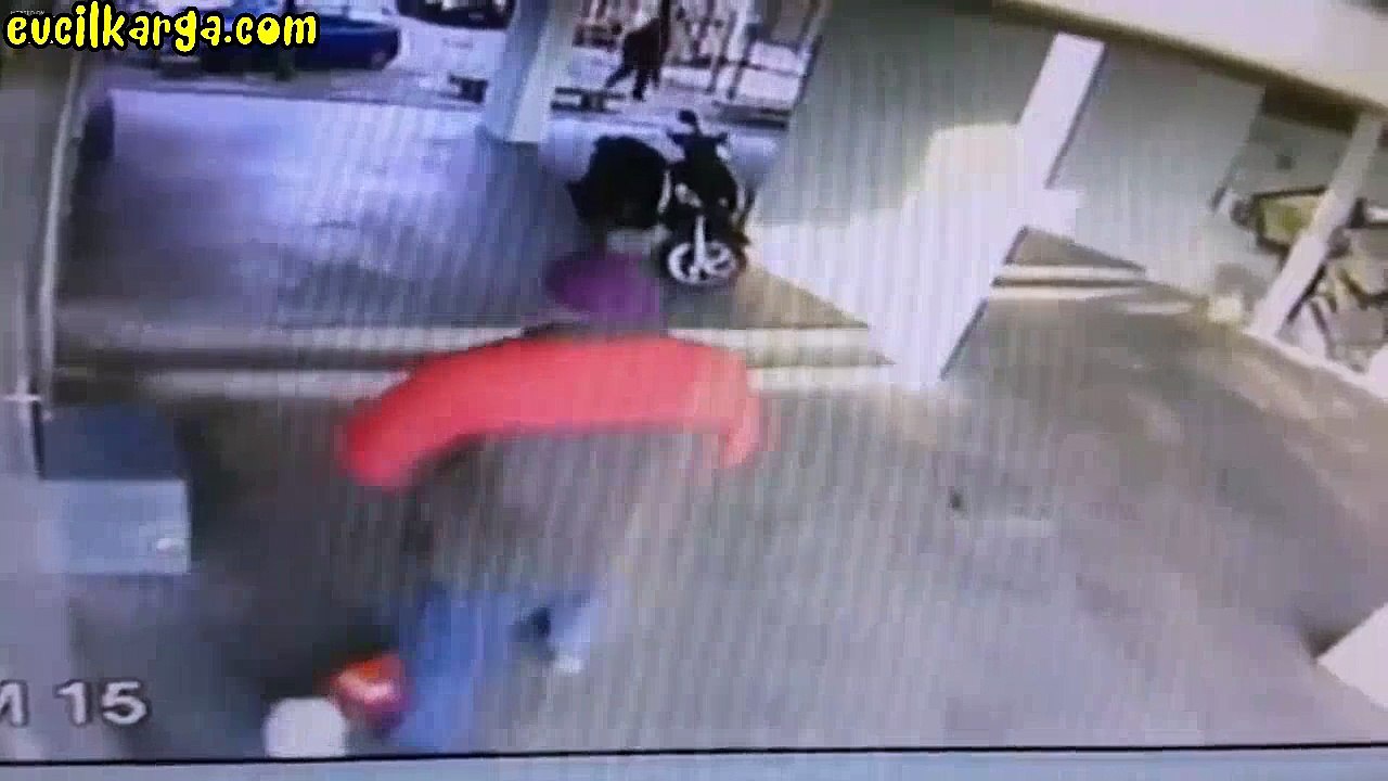 Sokağın ortasına sıçan adam