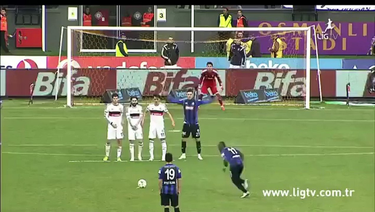 Royston Drenthe inscrit un coup franc magique