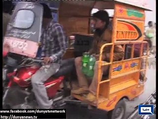 Dunya News - Gujranwala: Protestors rob vehicle of beverage making company