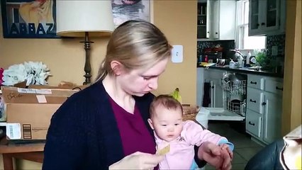 Bebê começa a rir ao ver sua mãe comendo