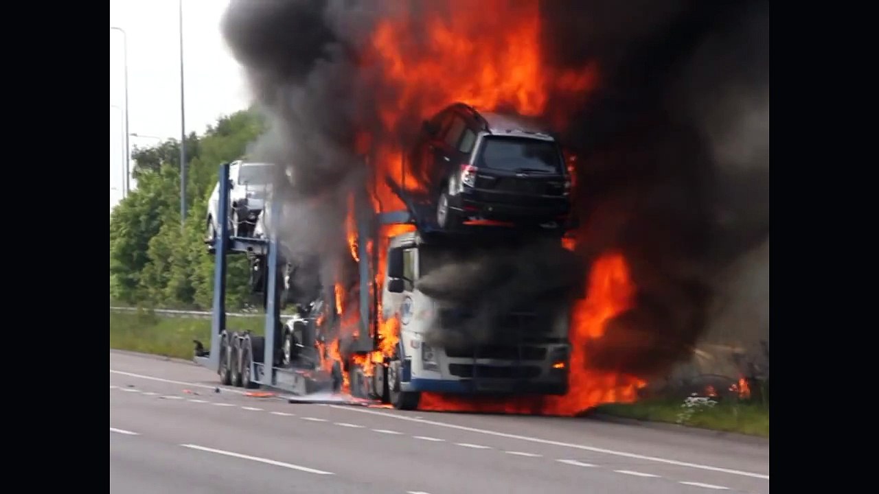 Cars exploding in Car Transporter Lorry fire - M2 Motorway, Kent, UK Canon 5DII Video