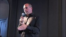 Varoufakis fait un doigt d'honneur lors d'un discours