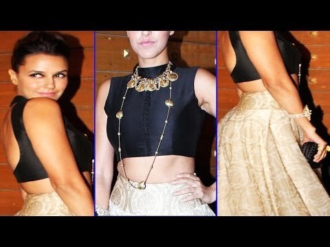 Neha Dhupia Exposing Hot Juicy Navel @ Filmfare Awards 2014