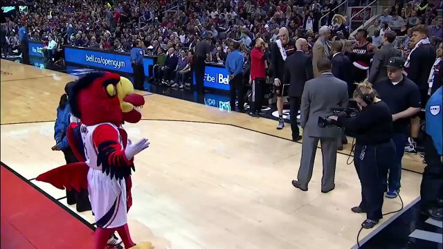 Robin Lopez n'aime pas la mascotte des Toronto Raptors