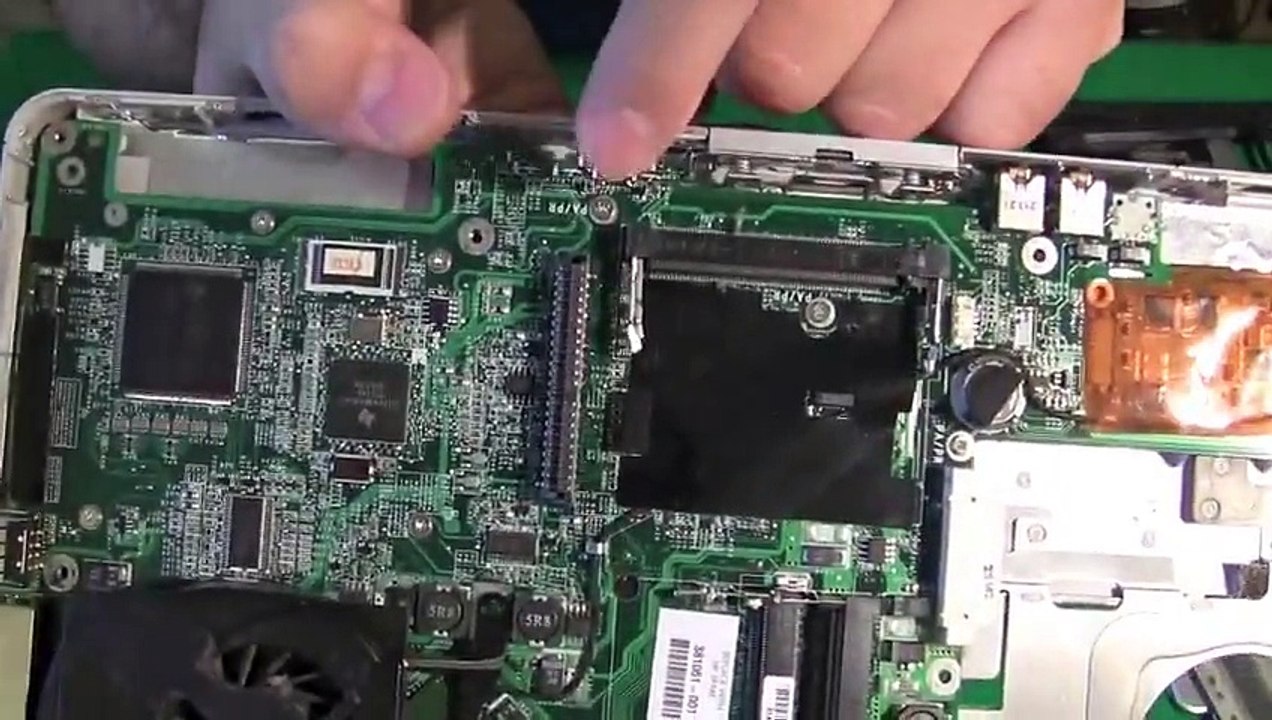 Laptop repair videos - How to take a laptop apart_(480p)