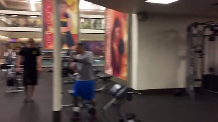 Pendant ce temps, à la salle de sport...