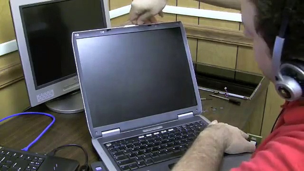 Laptop repair videos - Testing an Inverterand Screen-Compaq Laptop_(360p)