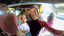 Un neonato di 9 mesi fa surf per la prima volta