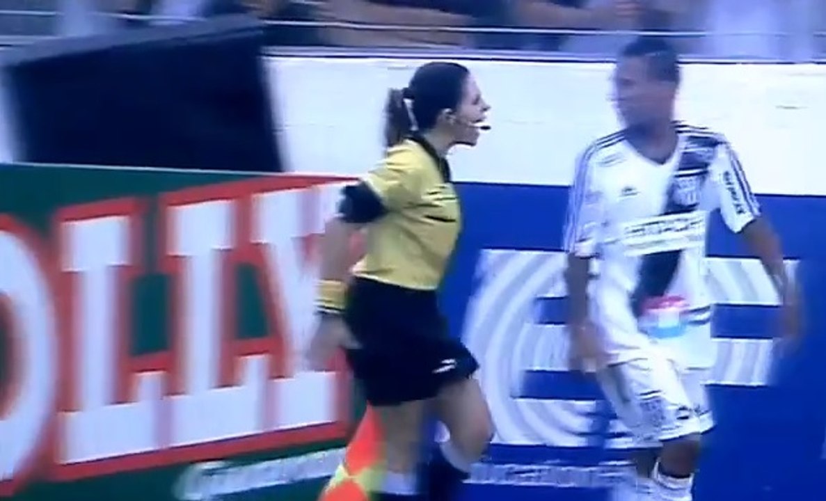 L'arbitre de touche Tatiane Sacilotti ne se laisse pas faire