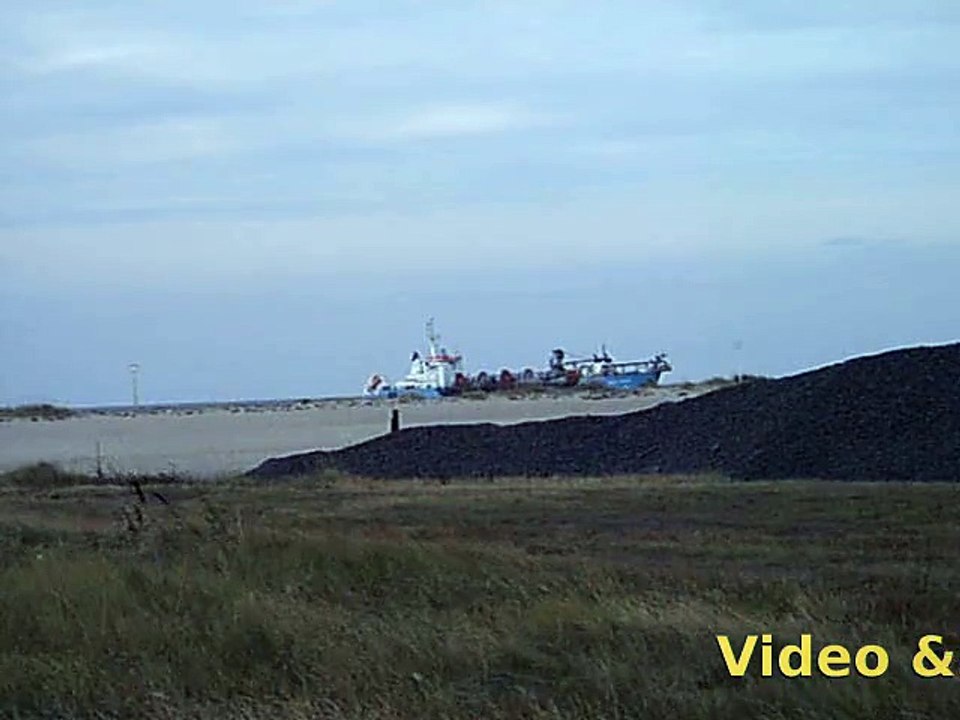 Schiff fährt auf Land