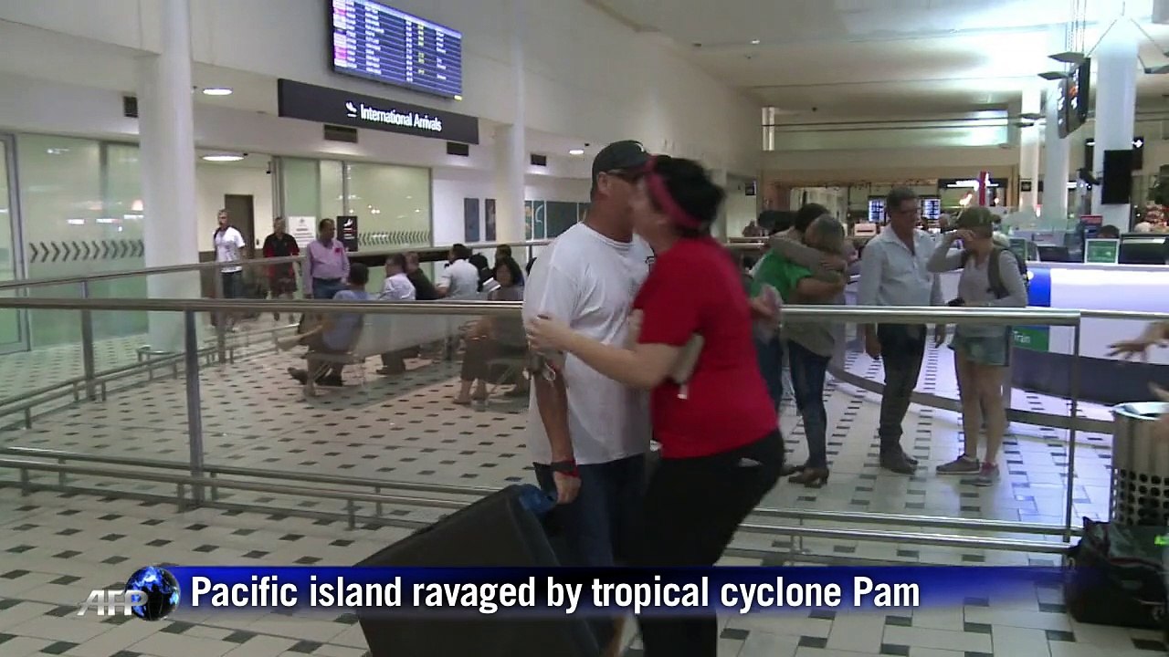 Australian tourists plead for help for cyclone-ravaged Vanuatu