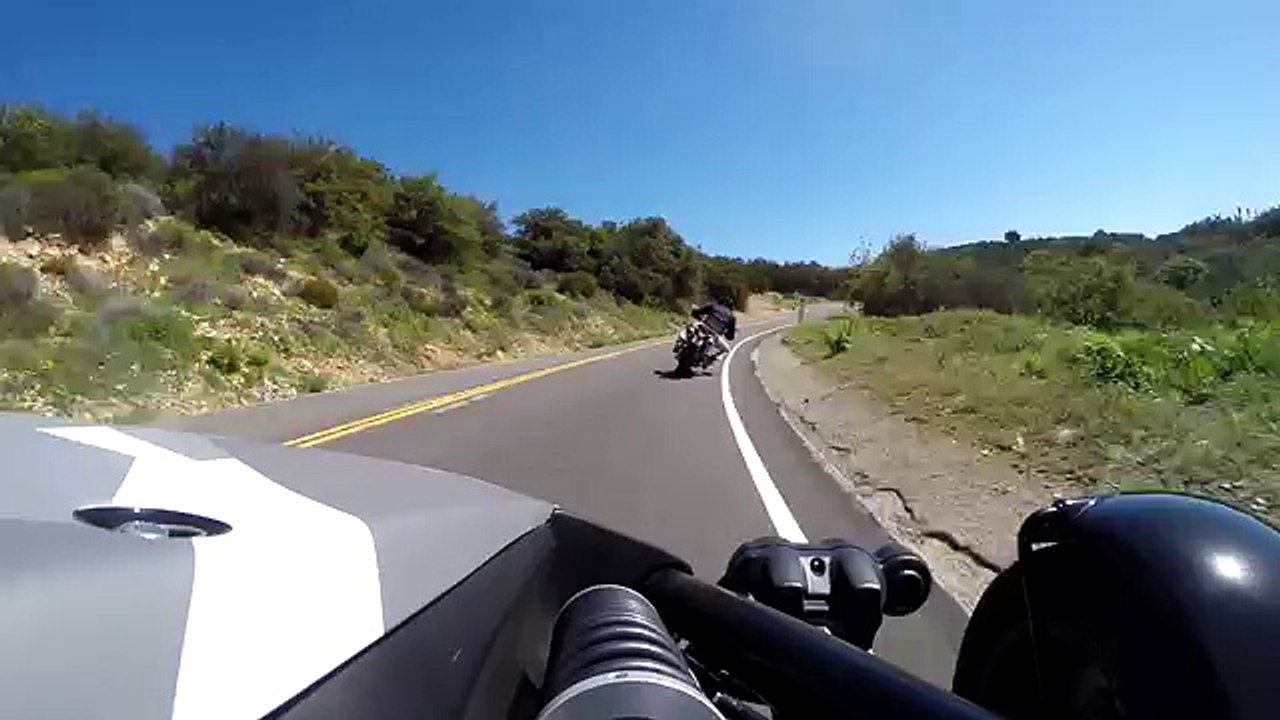 Surprise dans un virage pour un motard et un automobiliste