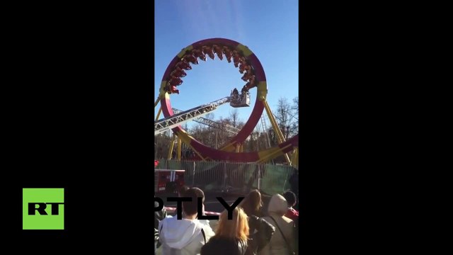 Así quedaron un grupo de personas colgadas cabeza abajo en montaña rusa tras falla