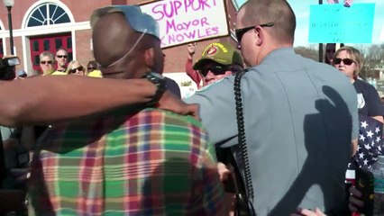 Homem negro é detido e provoca reações em Ferguson