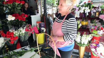 ©Ana nos enseña a realizar un cesto de  Flores Victoria en la Alameda Principal  de Málaga