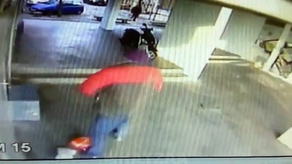 Envie pressante dans un parking