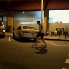 Ivre, il rentre chez lui en skate