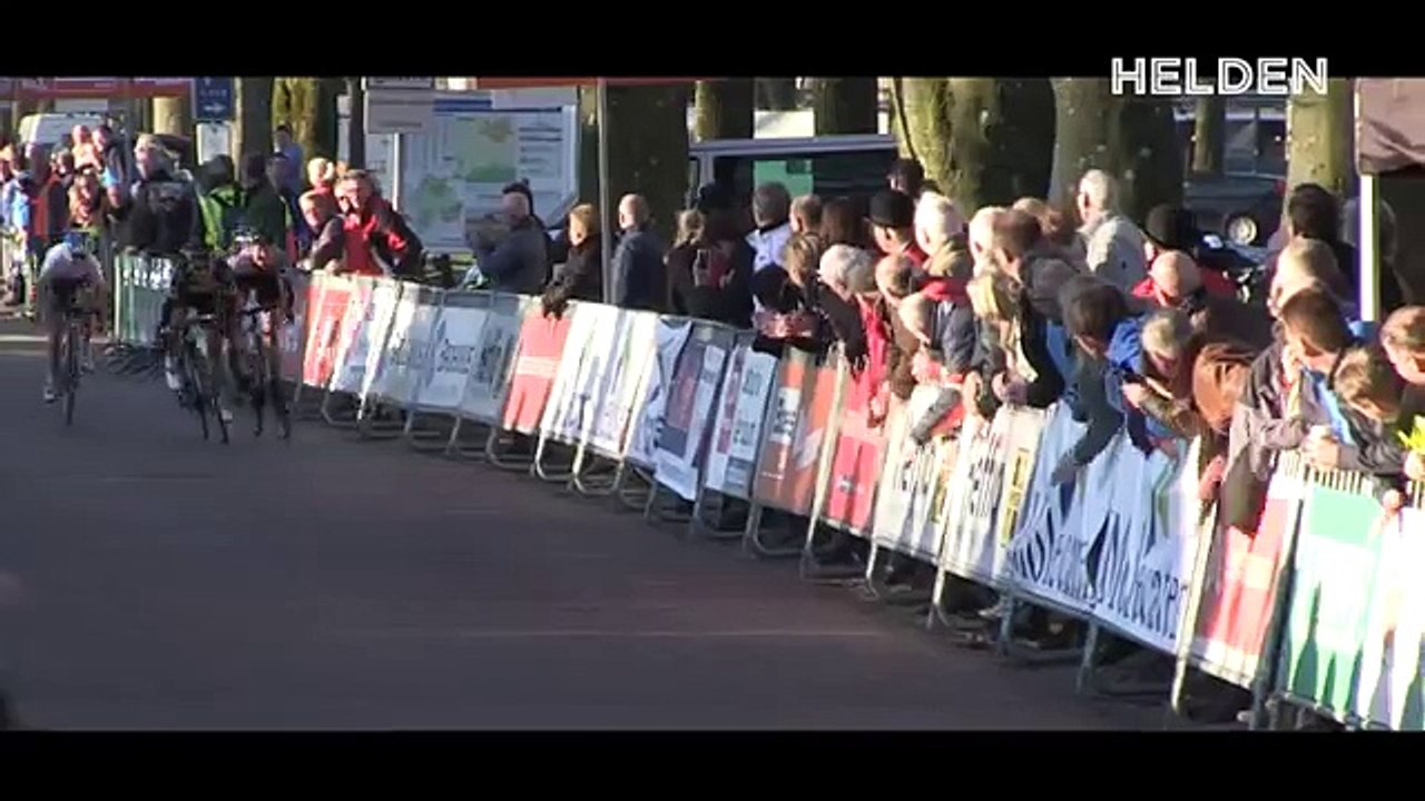 Un spectateur fait chuter une cycliste pendant un sprint fin