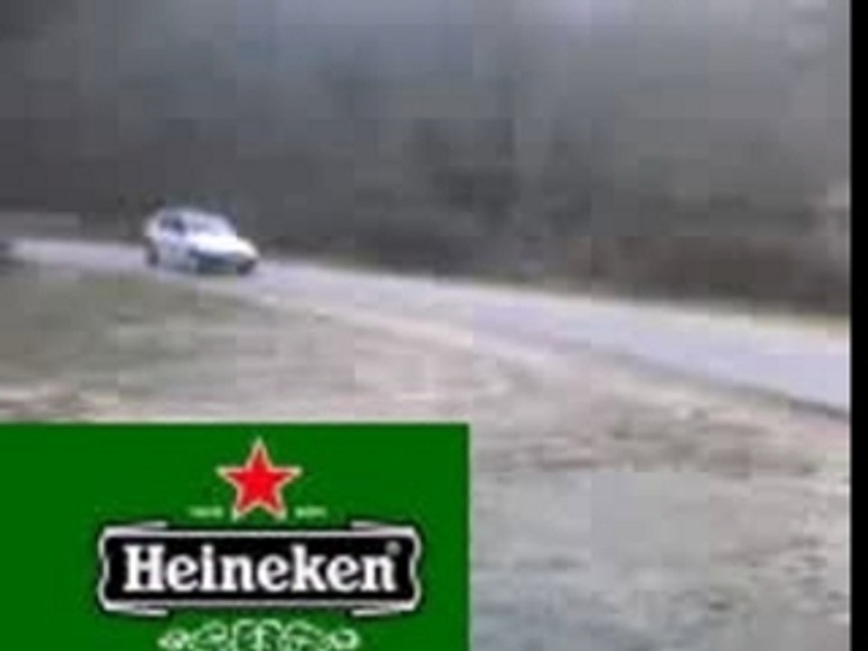 Drift: une Saxo en glisse...va au talus