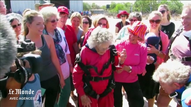 Pour fêter ses 100 ans, une grand-mère saute en parachute et nage avec des requins