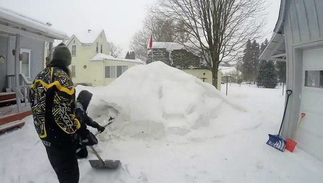 Construire un igloo dans son jardin ... mode d'emploi ! Chauffé en plus ...