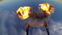 Il met le feu à son parachute en pleine descente ! Grand malade !