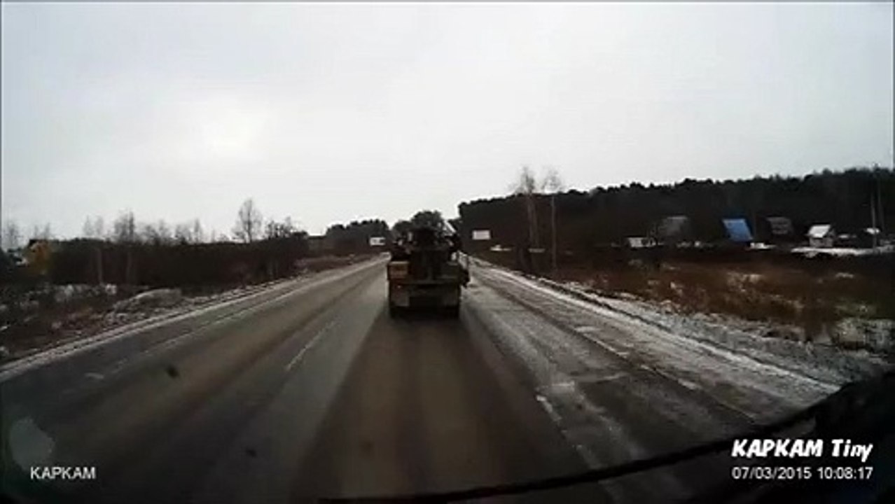 Ce Camion perd sa Roue et Percute de plein fouet une Voiture