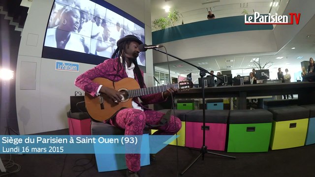 Faada Freddy interprète «We sing in time» en live au Parisien