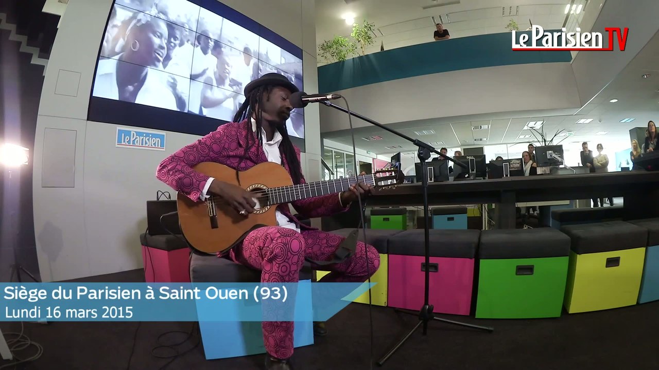 Faada Freddy interprète «We sing in time» en live au Parisien