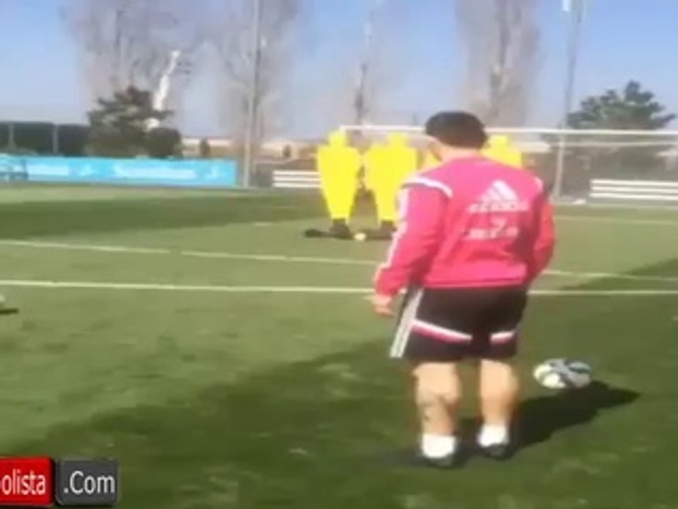 James Rodriguez Anota un bonito Tiro Libre durante su recuperación│2015‬ - HD