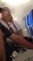 Une femme pète un cable en avion