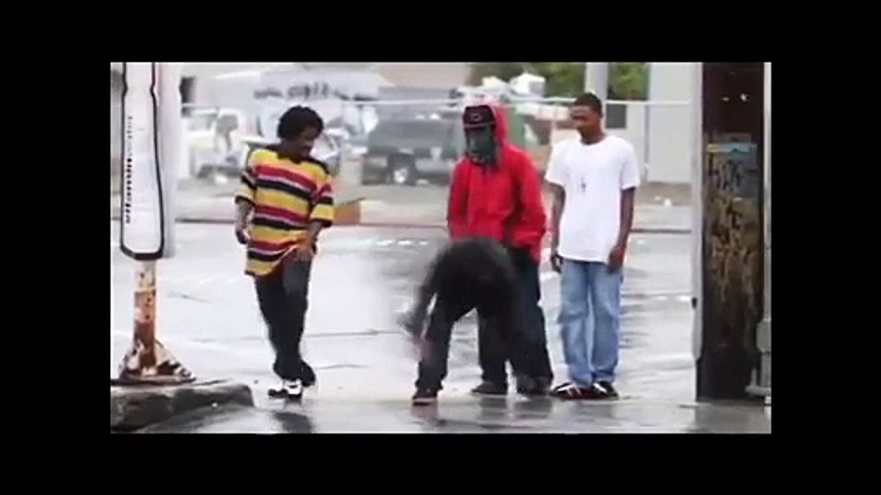 Battle de danse improvisée, sous la pluie... Juste énorme!