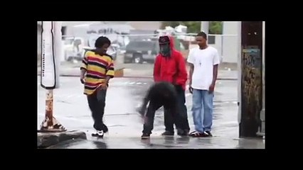 Battle de danse improvisée, sous la pluie... Juste énorme!