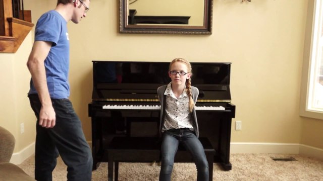 Battle de piano entre un père et sa fille sur un medley de FROZEN