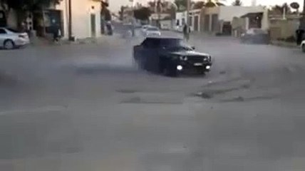 Un voiture qui drift sans chauffeur!