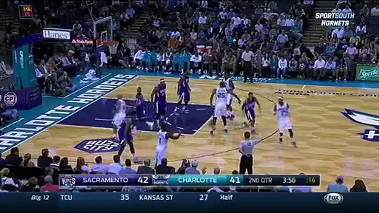 Une fan distraite se prend un ballon de basket en pleine face!! Aie ca doit faire mal...