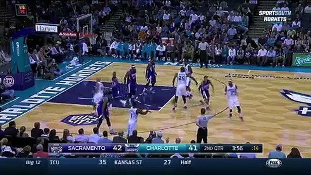 Une fan distraite se prend un ballon de basket en pleine face!! Aie ca doit faire mal...