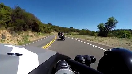 Un motard et un automobiliste évitent un terrible accident