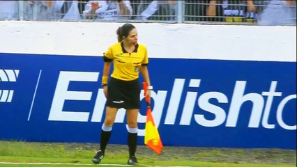 Kadın hakemden futbolcuya tarihi ayar