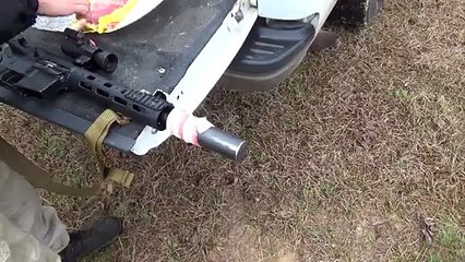 Cuire du bacon sur un silencieux de mitrailleuse