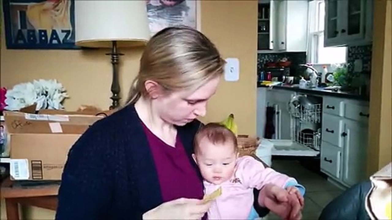 Un bébé plié de rire quand sa maman mange des chips