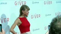 La gata de Taylor Swift le debe $40 millones de dólares Taylor Swift bromea que ahora su gata le debe $40 millones de dólares luego de dejarle un rasguño en su pierna.