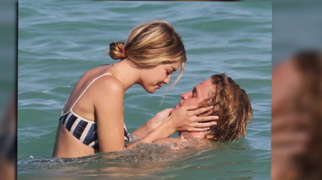 La sexy pareja, Gigi Hadid y Cody Simpson, se reunifican en la playa Los jóvenes enamorados