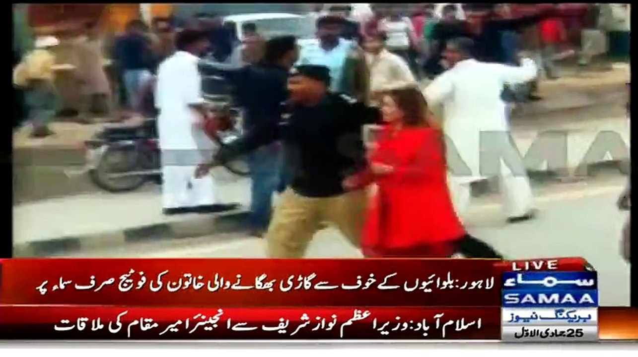 See how Punjab Police Officers Saved the Lady in Black Car from Protestors in Youhanabad