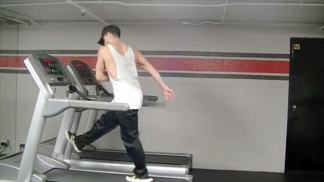 Carson Dean danse sur Uptown Funk sur un tapis de course