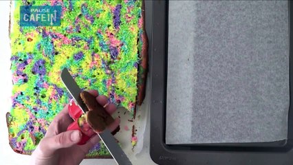 Un gâteau multicolore avec un coeur au milieu